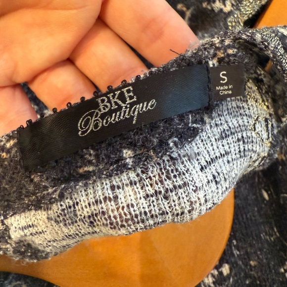 BKE Boutique Floral Top Black Multi - Picture 9 of 9